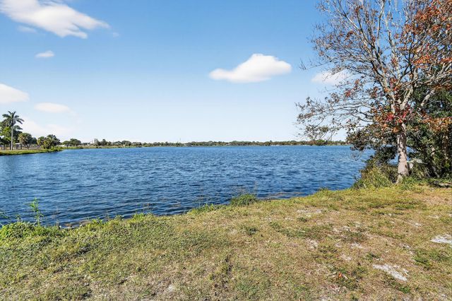 2286 Lake Osborne Drive Apt. 4, Lake Worth Beach, FL 33461