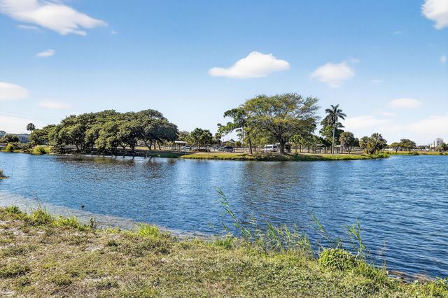 2286 Lake Osborne Drive Apt. 4, Lake Worth Beach, FL 33461