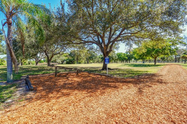 2286 Lake Osborne Drive Apt. 4, Lake Worth Beach, FL 33461