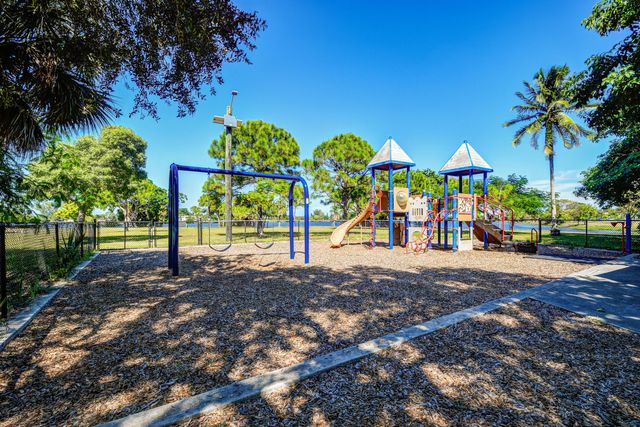 2286 Lake Osborne Drive Apt. 4, Lake Worth Beach, FL 33461