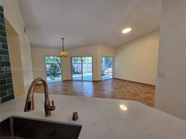 10076 NW 51st Ter, Doral, FL 33178