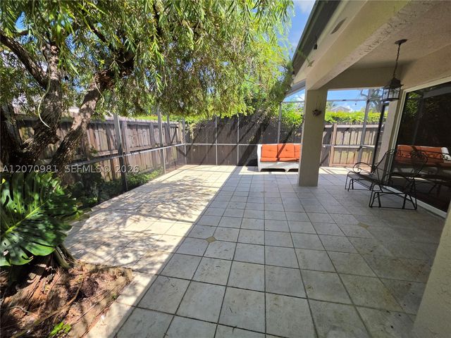 10076 NW 51st Ter, Doral, FL 33178