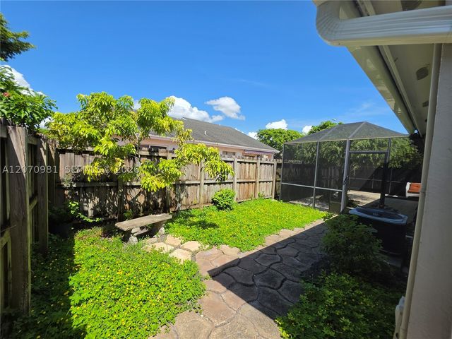 10076 NW 51st Ter, Doral, FL 33178