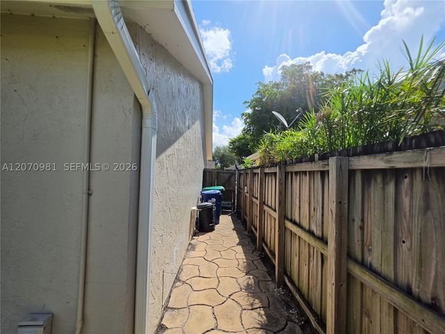 10076 NW 51st Ter, Doral, FL 33178