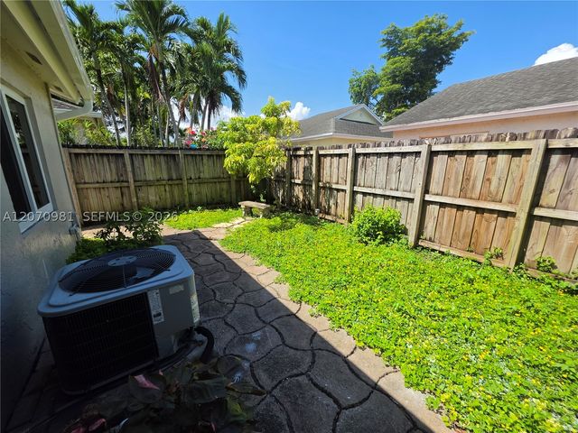 10076 NW 51st Ter, Doral, FL 33178