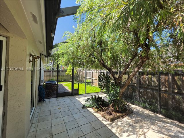10076 NW 51st Ter, Doral, FL 33178