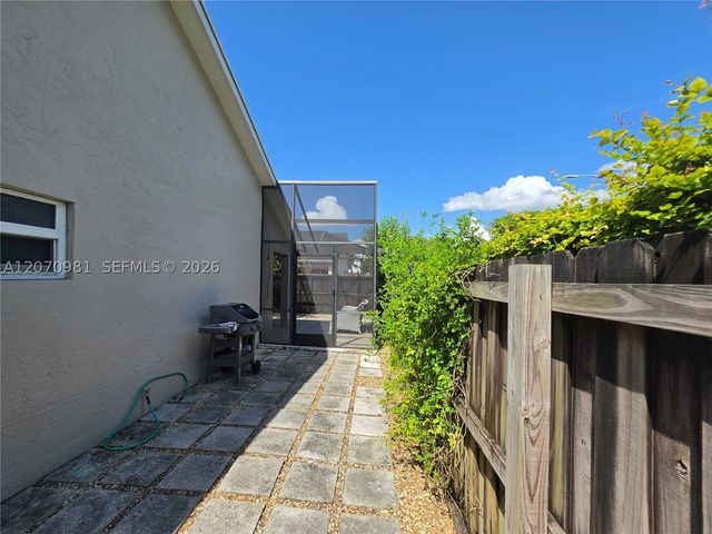 10076 NW 51st Ter, Doral, FL 33178