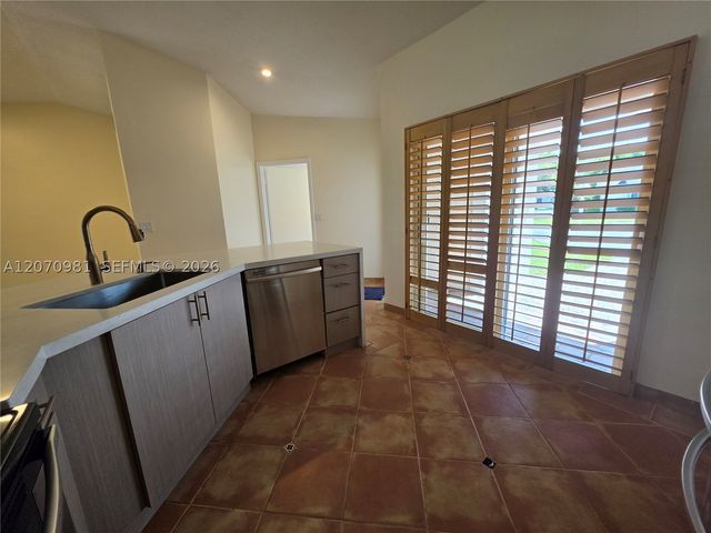 10076 NW 51st Ter, Doral, FL 33178