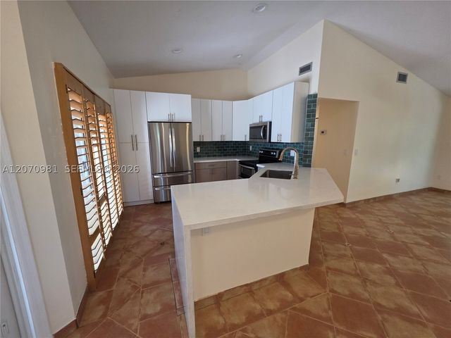 10076 NW 51st Ter, Doral, FL 33178