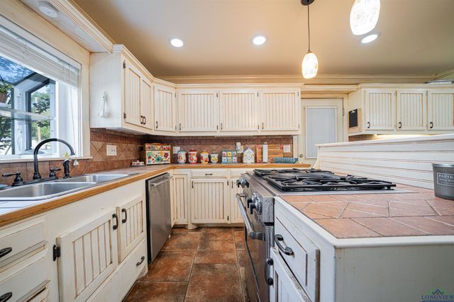 921 N Montgomery St, Gilmer, TX 75644