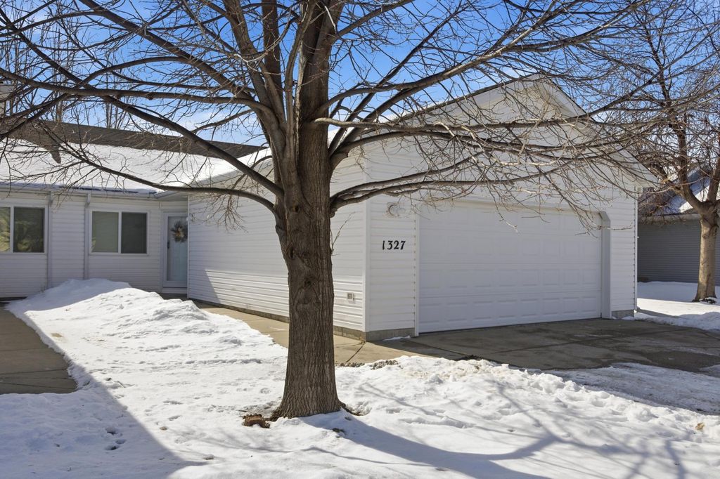1327 32nd Street Circle S, Moorhead, MN 56560