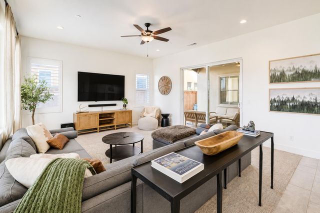 1048 Beaver Pond Loop, Madera, CA 93636