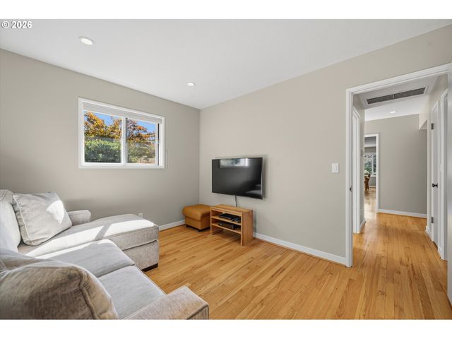 5321 Sw 33RD Dr, Portland, OR 97239