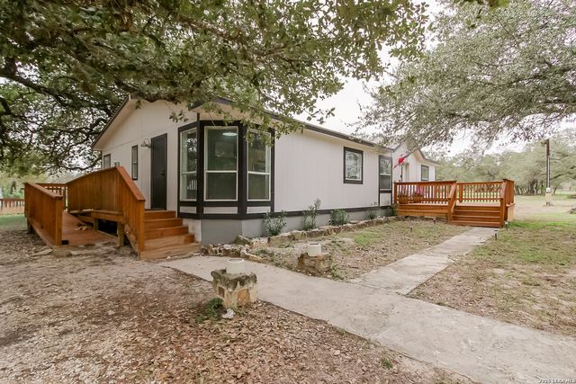 107 HARVEST LN, Floresville, TX 78114