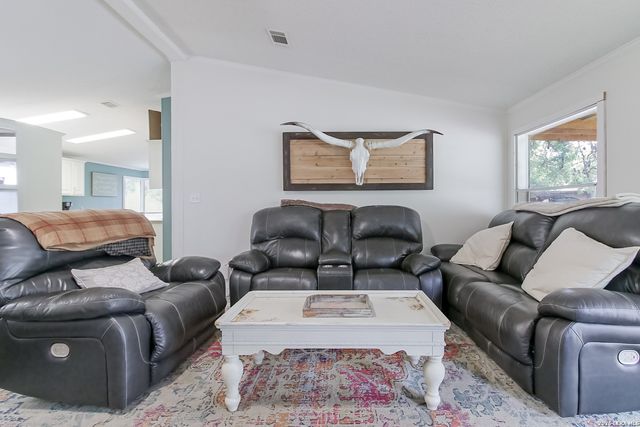 107 HARVEST LN, Floresville, TX 78114