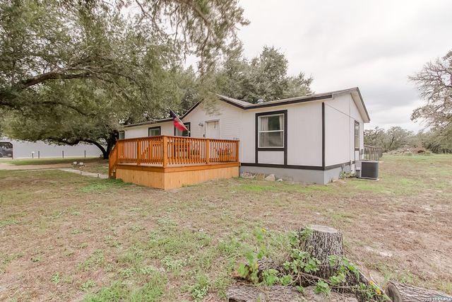 107 HARVEST LN, Floresville, TX 78114