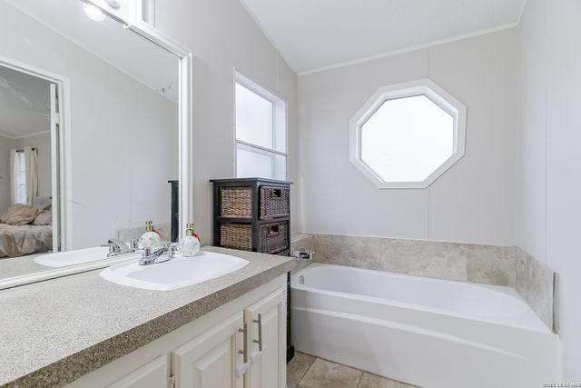 107 HARVEST LN, Floresville, TX 78114