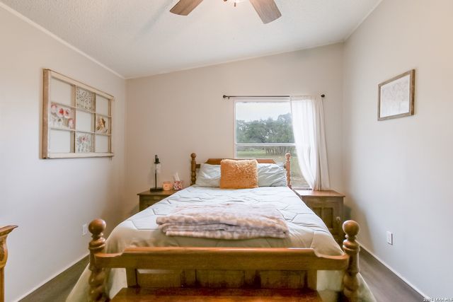 107 HARVEST LN, Floresville, TX 78114