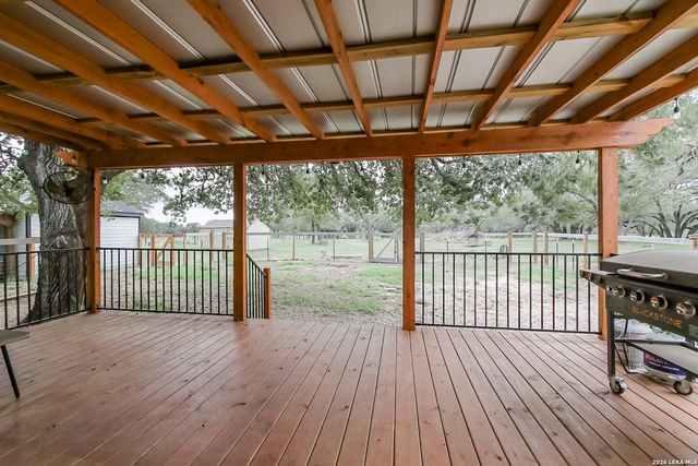 107 HARVEST LN, Floresville, TX 78114