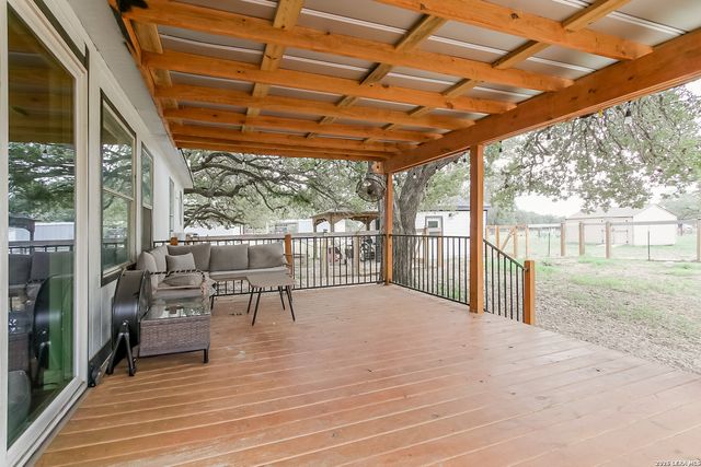 107 HARVEST LN, Floresville, TX 78114