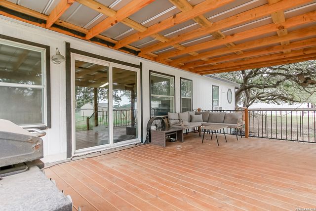 107 HARVEST LN, Floresville, TX 78114
