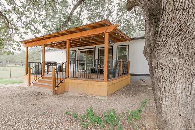 107 HARVEST LN, Floresville, TX 78114