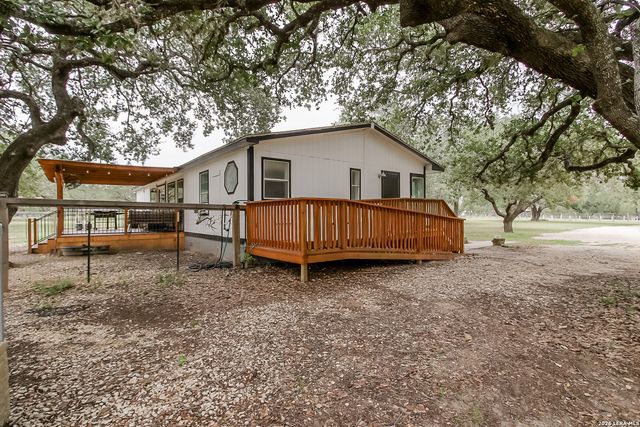 107 HARVEST LN, Floresville, TX 78114