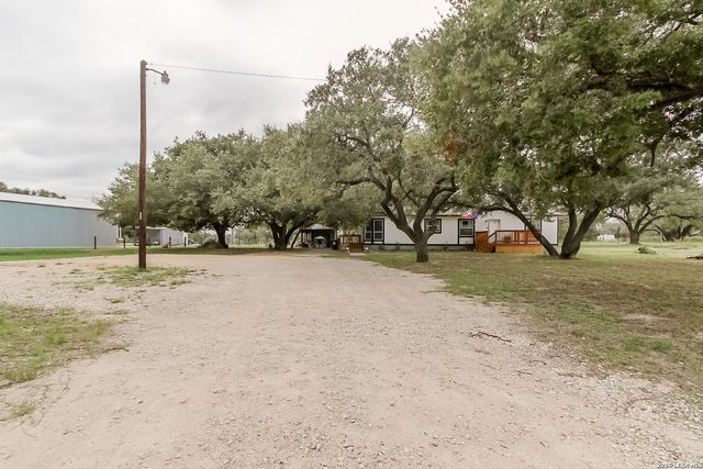 107 HARVEST LN, Floresville, TX 78114
