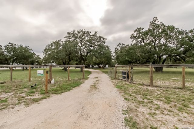 107 HARVEST LN, Floresville, TX 78114