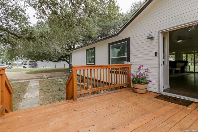107 HARVEST LN, Floresville, TX 78114