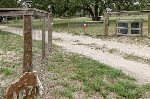 107 HARVEST LN, Floresville, TX 78114