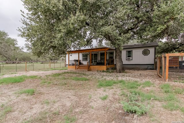 107 HARVEST LN, Floresville, TX 78114