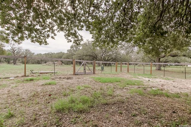 107 HARVEST LN, Floresville, TX 78114