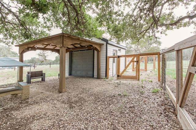 107 HARVEST LN, Floresville, TX 78114