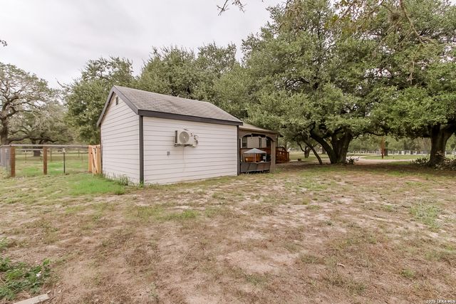 107 HARVEST LN, Floresville, TX 78114