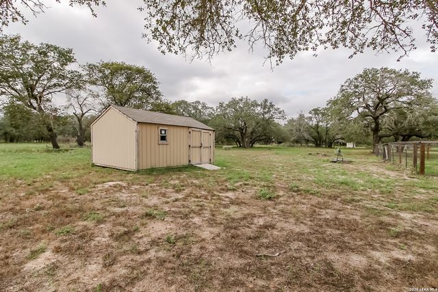 107 HARVEST LN, Floresville, TX 78114