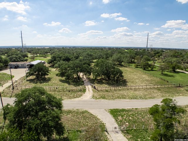 107 HARVEST LN, Floresville, TX 78114