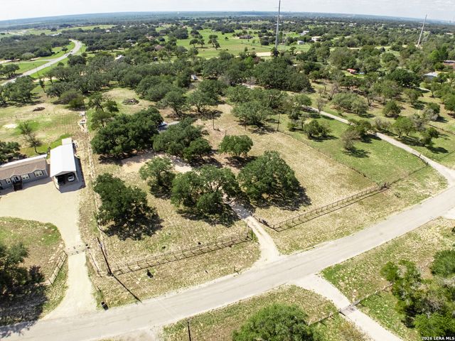 107 HARVEST LN, Floresville, TX 78114