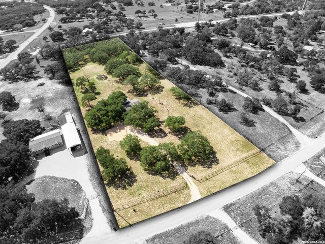 107 HARVEST LN, Floresville, TX 78114