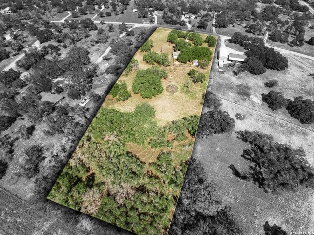 107 HARVEST LN, Floresville, TX 78114