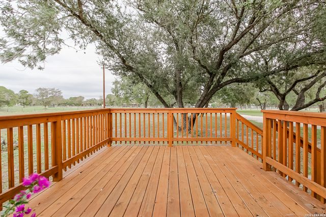 107 HARVEST LN, Floresville, TX 78114