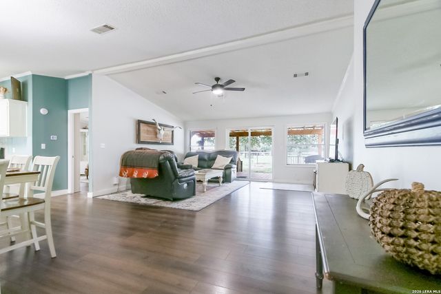 107 HARVEST LN, Floresville, TX 78114