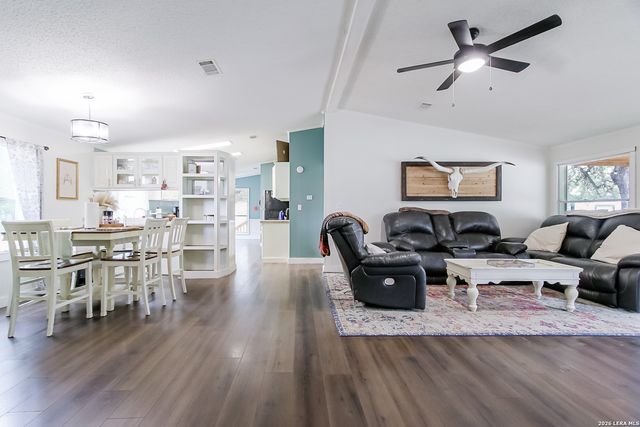 107 HARVEST LN, Floresville, TX 78114