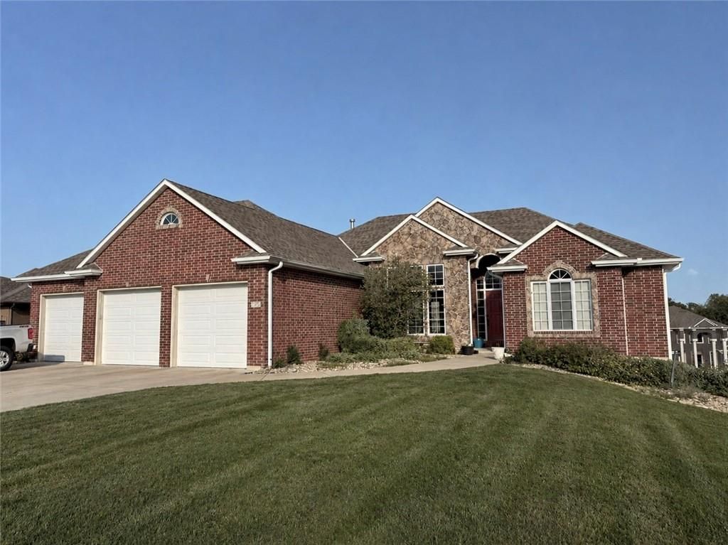 125 SW GRAY Circle, Lee's Summit, MO 64081