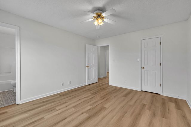 303 Pappy Dr, Oak Grove, KY 42262