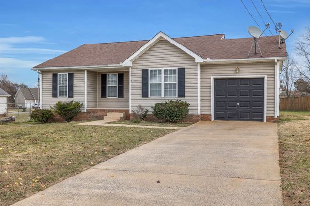 303 Pappy Dr, Oak Grove, KY 42262