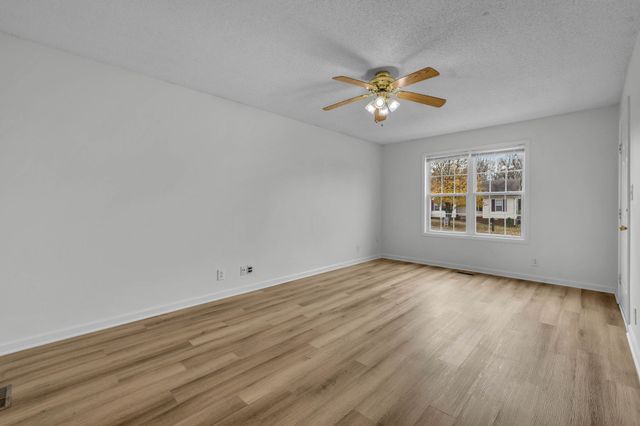 303 Pappy Dr, Oak Grove, KY 42262