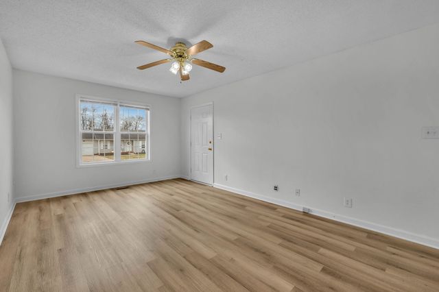 303 Pappy Dr, Oak Grove, KY 42262