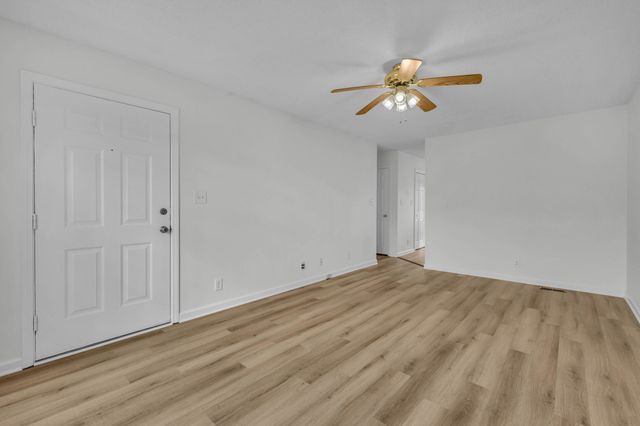 303 Pappy Dr, Oak Grove, KY 42262