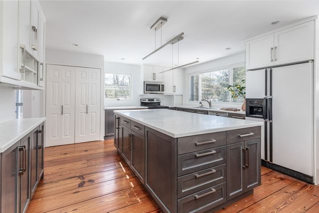 100 Bradford Road, Weston, MA 02493